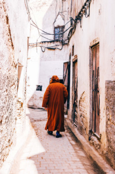 Zeitgenössisches Werk mit dem Titel « Perdu dans une ruelle », Erstellt von WAFAA EL YAZID