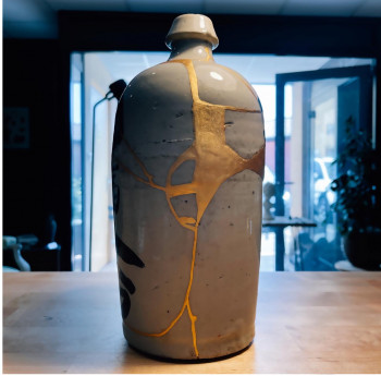 Zeitgenössisches Werk mit dem Titel « Tokkuri japonais du XIXe siécle  - restauré 100% dans la tradition Kintsugi - OR 24 carats », Erstellt von JULIEN SALUT