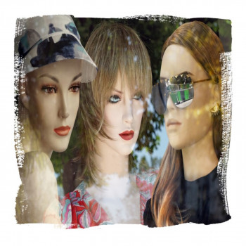 Zeitgenössisches Werk mit dem Titel « Olivia, Natacha, Sophia ( montage de trois mannequins figurant dans des oeuvres différentes ) », Erstellt von DAN GAUTIER