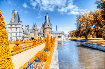 Zeitgenössisches Werk mit dem Titel « Chateau de Maintenon univers orange », Erstellt von GAETAN COLMART