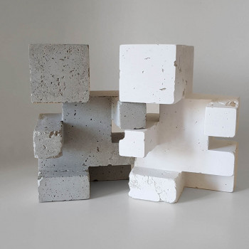 Zeitgenössisches Werk mit dem Titel « Hug - Duo béton brut et blanc », Erstellt von ALX MARTINELLI