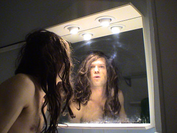 Zeitgenössisches Werk mit dem Titel « metafiction level +-0 myself as a caveman in a bathroom », Erstellt von DAVID SROCZYNSKI