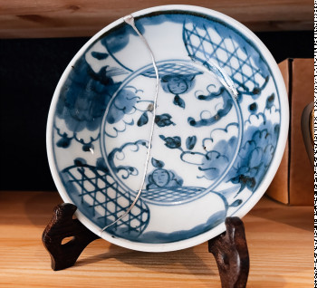 Zeitgenössisches Werk mit dem Titel « Plateau creux Arita/Imari », Erstellt von JULIEN SALUT