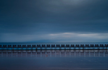 Zeitgenössisches Werk mit dem Titel « Chaises bleues », Erstellt von EPIVENT LUDOVIC