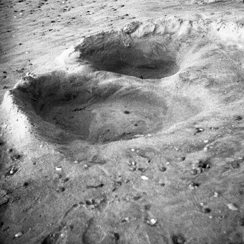 Zeitgenössisches Werk mit dem Titel « Empreintes lunaires dans le sable », Erstellt von CASSANDRE