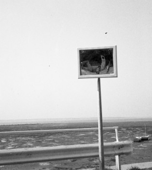 Zeitgenössisches Werk mit dem Titel « Le panneau en bas du pont d'Oléron », Erstellt von CASSANDRE