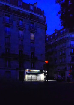 Zeitgenössisches Werk mit dem Titel « Clair obscur rue Lamarck », Erstellt von MIGUEL BARREIRA