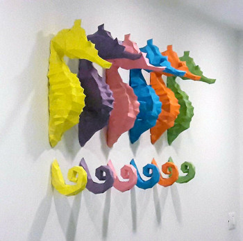 Zeitgenössisches Werk mit dem Titel « Seahorse papercraft sculpture », Erstellt von ECOGAMI