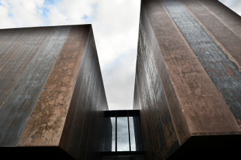 Zeitgenössisches Werk mit dem Titel « Musée Soulages Rodez », Erstellt von LOIC