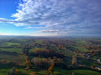 Zeitgenössisches Werk mit dem Titel « Le bocage Normand vu du ciel. », Erstellt von SULLYVANPHOTO