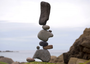 Zeitgenössisches Werk mit dem Titel « Précepte », Erstellt von STONE BALANCER BZH