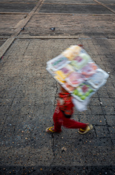 Zeitgenössisches Werk mit dem Titel « L'enfant vendeur », Erstellt von DAVID.B