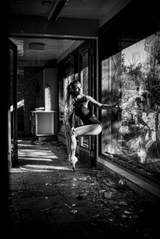 Zeitgenössisches Werk mit dem Titel « La Danseuse Urbex », Erstellt von ALEXANDRE FARRET