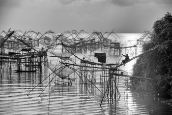 Zeitgenössisches Werk mit dem Titel « Village de pêcheurs », Erstellt von HENRY AUSLOOS