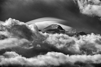 Zeitgenössisches Werk mit dem Titel « Un géant émerge des nuages », Erstellt von HENRY AUSLOOS