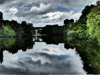 Zeitgenössisches Werk mit dem Titel « La Vienne d'étain. La photo a été prise un jour de pluie, ciel couvert, ce qui restituent ces reflets étamés. Lumix 300 Panasonic. Filtre Art. Recadrée. », Erstellt von CHARLOTTE JARRAUD