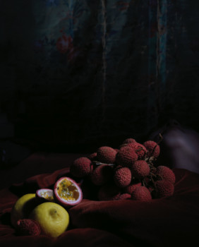 Zeitgenössisches Werk mit dem Titel « Nature morte aux litchis », Erstellt von éMILIE LEBEUF