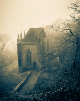 Zeitgenössisches Werk mit dem Titel « chapelle Sainte Barbe dans la brume », Erstellt von YANN LEMéE