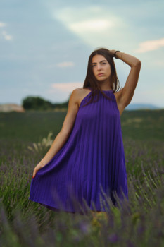 Zeitgenössisches Werk mit dem Titel « Portrait dans les champs de lavande », Erstellt von JEREMY STUDIO PHOTOGRAPHY