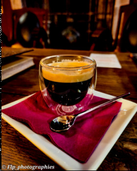 Zeitgenössisches Werk mit dem Titel « Le café au bureau », Erstellt von FLP_PHOTOGRAPHIES