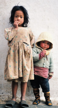 Zeitgenössisches Werk mit dem Titel « Enfants népalais », Erstellt von NATHALIE BARDET