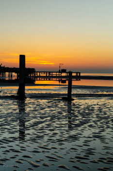 Zeitgenössisches Werk mit dem Titel « Ponton de pèche et son couché de soleil. », Erstellt von PHOTOS PASSION DéVORANTE