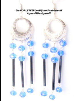 Zeitgenössisches Werk mit dem Titel « Boucles d'oreilles en verre de cristal bleues électriques », Erstellt von MORLETAGNèSSéVERINEAMDESIGNSDEGOFF