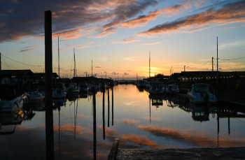 Zeitgenössisches Werk mit dem Titel « Coucher de soleil au port ostreicole d'Andernos les Bains 1 », Erstellt von MARIE LABARTHE-PON