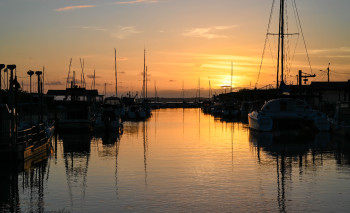 Zeitgenössisches Werk mit dem Titel « Coucher de soleil au port ostreicole d'Andernos les Bains 3 », Erstellt von MARIE LABARTHE-PON