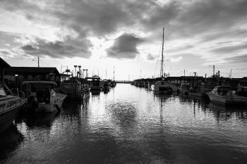 Zeitgenössisches Werk mit dem Titel « Le port en noir et blanc », Erstellt von MARIE LABARTHE-PON