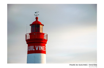 Zeitgenössisches Werk mit dem Titel « Phare du Guilvinec au coucher de soleil », Erstellt von SARAH VARLET