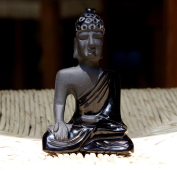 Zeitgenössisches Werk mit dem Titel « Bouddha Siddharta Gautama taillé pierre semi precieuse obsidienne noire méditation spiritualité », Erstellt von MIROIR PLANéTAIRE BLANC