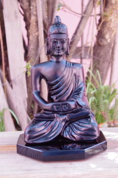 Zeitgenössisches Werk mit dem Titel « sculpture Bouddha Siddharta Gautama en pierre fine obsidienne noire du Mexique », Erstellt von MIROIR PLANéTAIRE BLANC