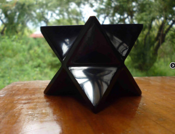 Zeitgenössisches Werk mit dem Titel « étoile merkaba kundalini chakras feng shui puissante pierre obsidienne harmoniseur d'energies », Erstellt von MIROIR PLANéTAIRE BLANC