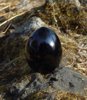 Zeitgenössisches Werk mit dem Titel « Oeuf en pierre fine volcanique obsidienne noire du Mexique naturelle », Erstellt von MIROIR PLANéTAIRE BLANC