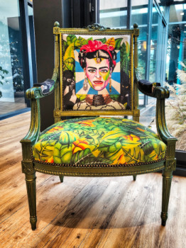 Zeitgenössisches Werk mit dem Titel « Fauteuil Frida », Erstellt von LUVI'ART