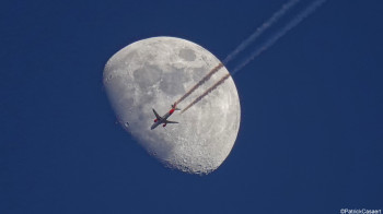 Zeitgenössisches Werk mit dem Titel « En traversant la lune », Erstellt von PATRICK CASAERT