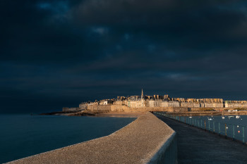 Zeitgenössisches Werk mit dem Titel « Remparts Saint-Malo », Erstellt von PIERRE PITON