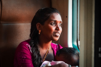 Zeitgenössisches Werk mit dem Titel « Jeune femme et son bébé dans le train pour Kandy, Sri Lanka », Erstellt von THOMAS SINDOU