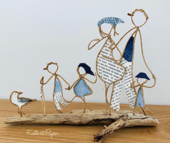 Zeitgenössisches Werk mit dem Titel « Famille à la mer », Erstellt von FICELLE-ET-PAPIER