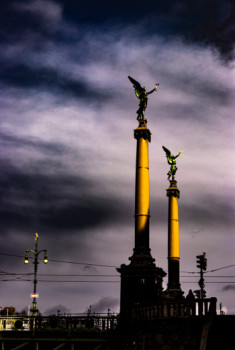 Zeitgenössisches Werk mit dem Titel « Statue dans le ciel de Prague », Erstellt von MARION BORELLE