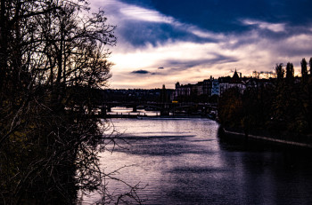 Zeitgenössisches Werk mit dem Titel « Vue d'ensemble des rives du fleuve a Prague », Erstellt von MARION BORELLE