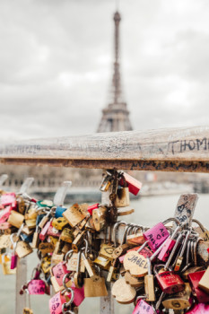 Zeitgenössisches Werk mit dem Titel « Padlocked love in Paris », Erstellt von BOKEH