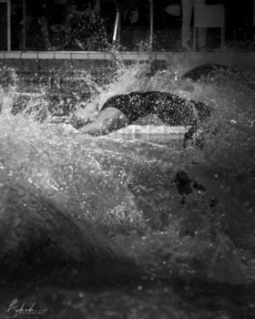 Zeitgenössisches Werk mit dem Titel « Backstroke swimmer in black and white light », Erstellt von BOKEH