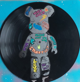 Zeitgenössisches Werk mit dem Titel « Bearbrick qui marche / street art / pop art », Erstellt von PEGGYC_ART