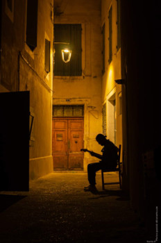 Zeitgenössisches Werk mit dem Titel « Guitariste d'une ruelle », Erstellt von PHOTOS PASSION DéVORANTE