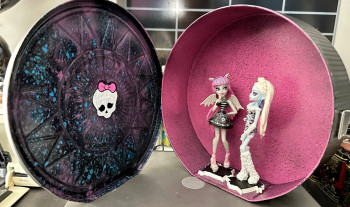 Zeitgenössisches Werk mit dem Titel « Monster High by Armani », Erstellt von JOLBBI ONE