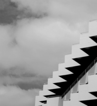 Zeitgenössisches Werk mit dem Titel « Nuages et triangles », Erstellt von MAXIME POUYANNE