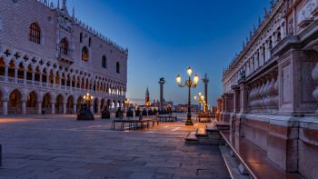 Zeitgenössisches Werk mit dem Titel « Piazza San Marco 6h », Erstellt von /MARIE CHRISTINE BARNEAUD