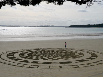 Zeitgenössisches Werk mit dem Titel « mandala, beach art », Erstellt von LJDS